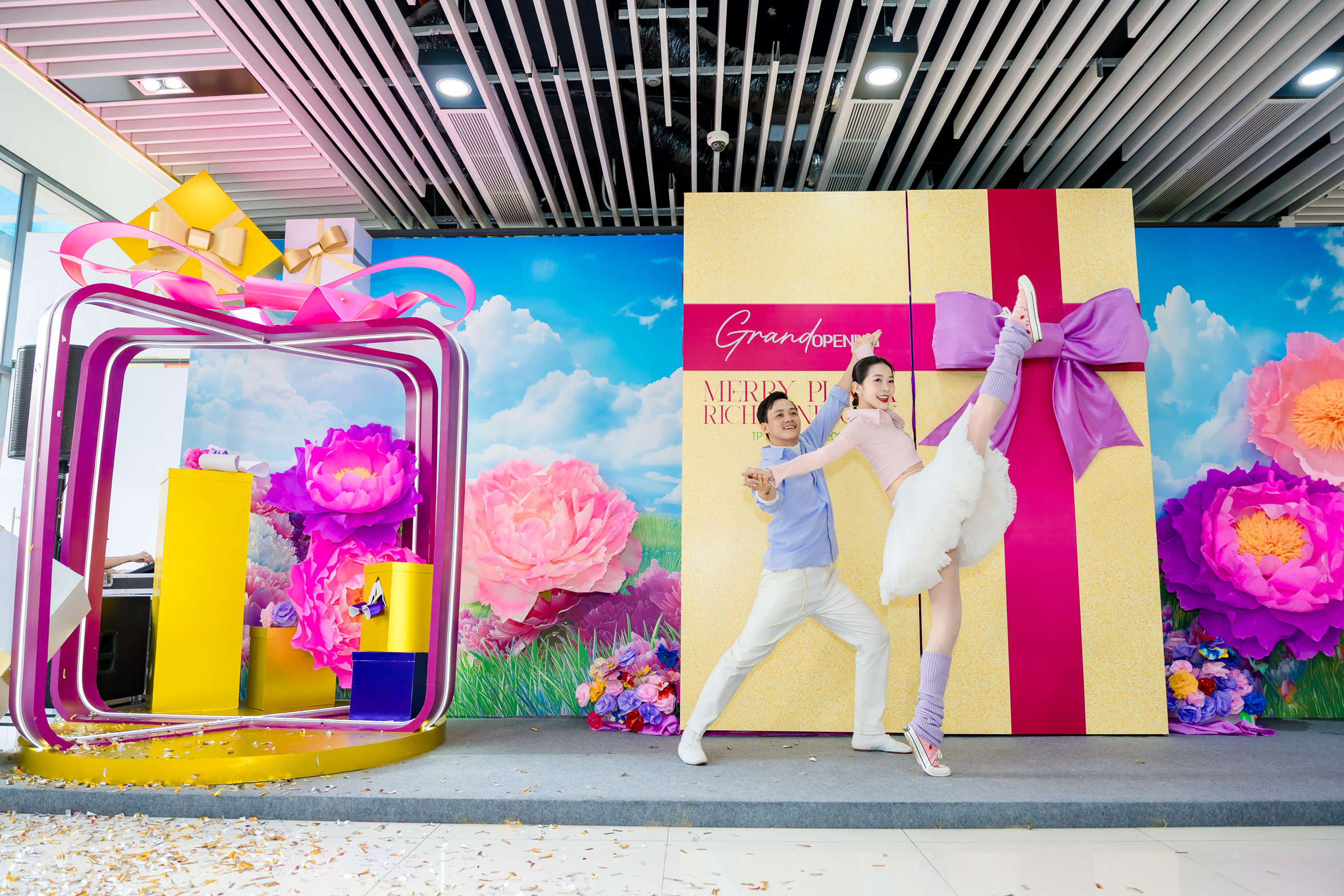 Biểu diễn trên sân khấu Merry Plaza