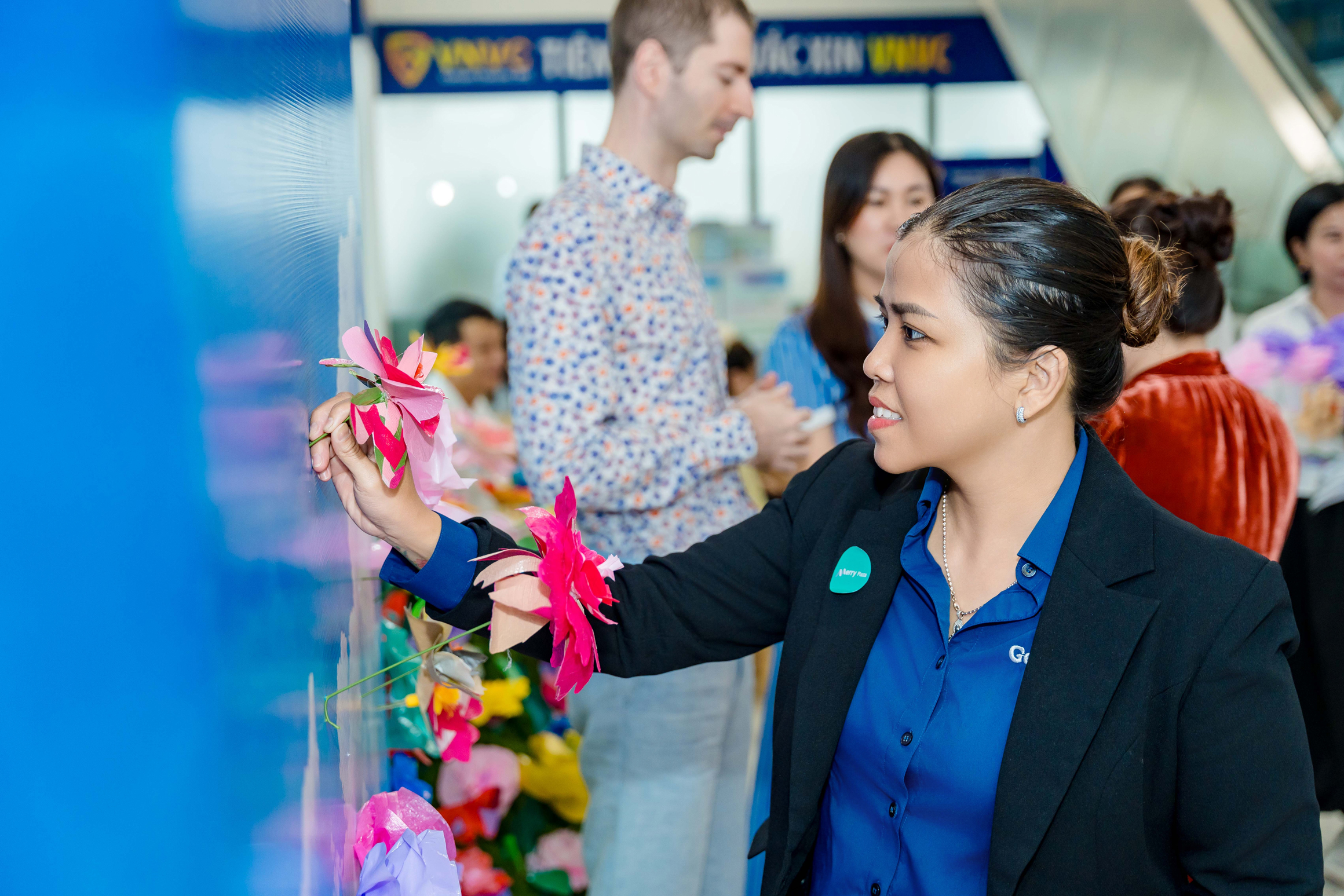 Khách tham dự cùng hoàn thiện bức tường hoa