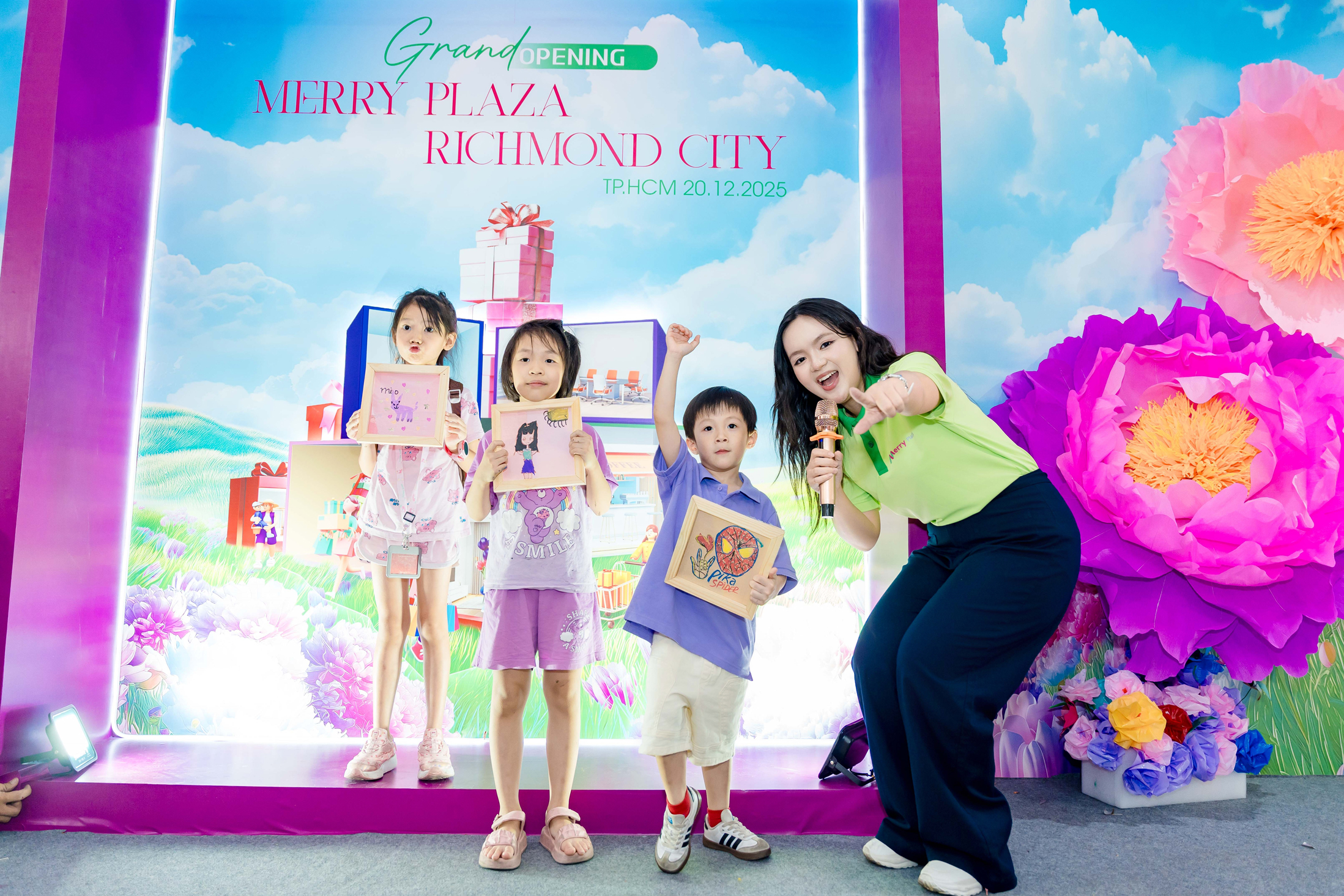Khoảnh khắc nhận quà trong sự kiện khai trương Merry Plaza
